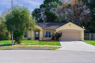 Building Photo - Very Nice 3/2 Home w/ Fenced Yard in St. Cloud with Bonus Room