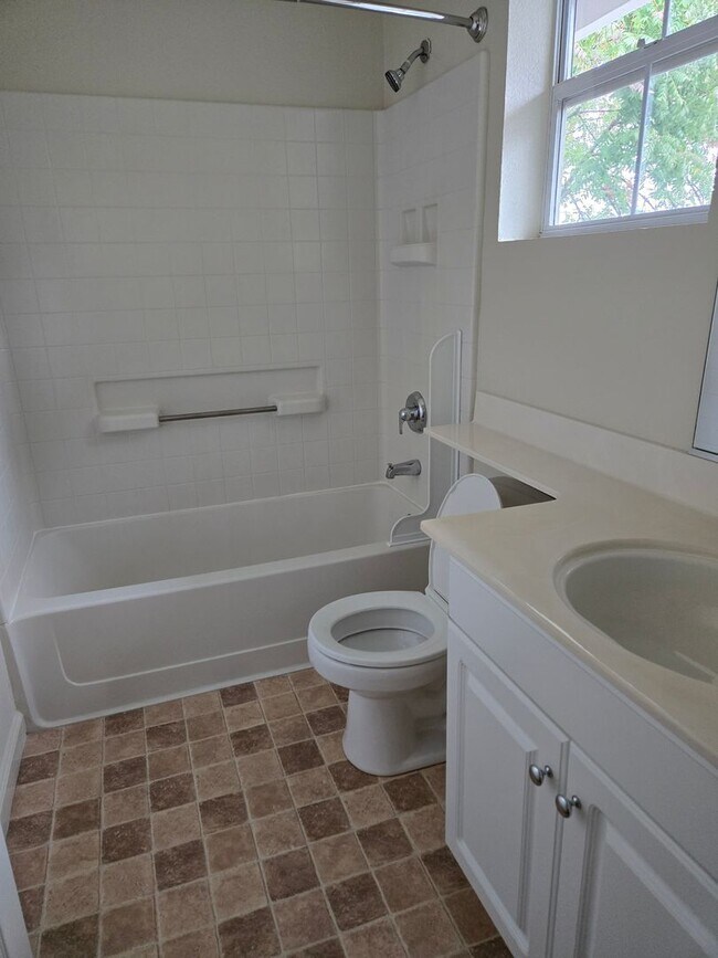 Building Photo - East Roseville - 3 Bdrm, 2 Bath located in...