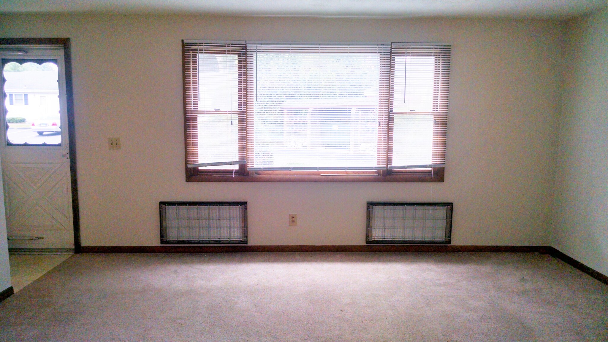 Entrance & LR - 787 Poquonnock Rd