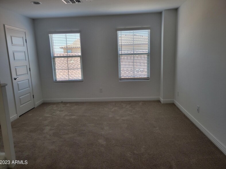 Building Photo - 10945 E Thunderbolt Ave