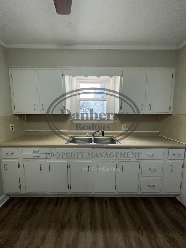 Building Photo - 220 N Main St