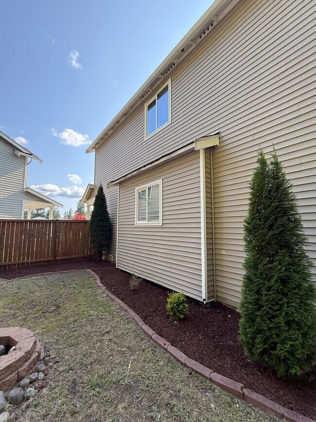 Building Photo - 5 bedroom spanaway home!