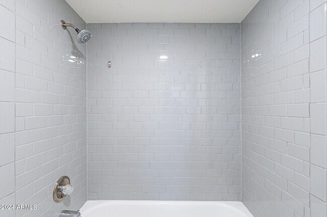 Building Photo - 850 S River Dr