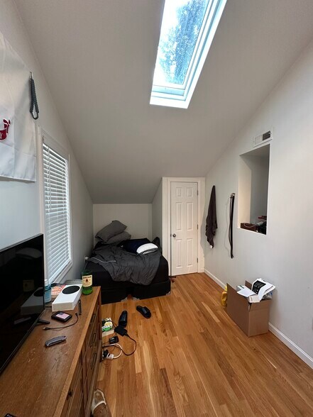 Building Photo - 136 W Squantum St