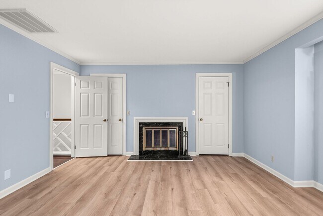 Building Photo - Townhome LOCATION!