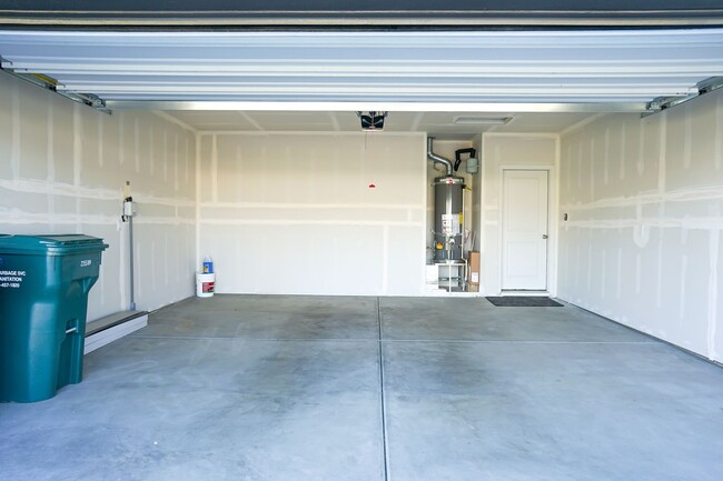 Building Photo - Charming and Exceptionally Clean, 3 Bedroom