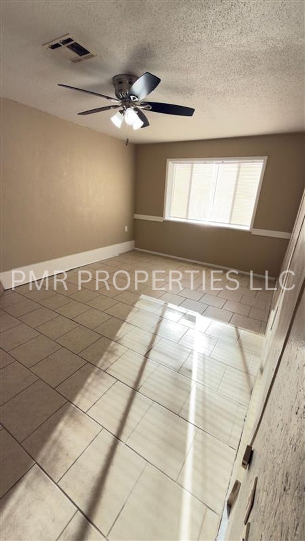 Building Photo - 3 Bedroom/1.5 Bath-House