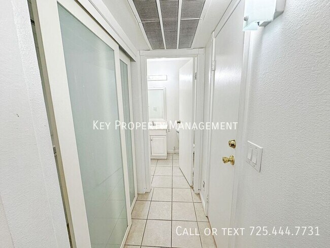 Building Photo - %1381 University Ave-#102