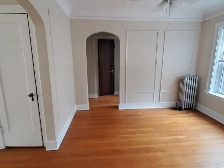 Building Photo - 1914 W Morse Ave