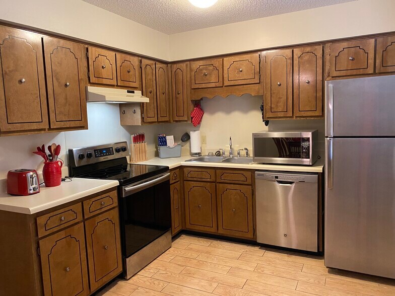 Stainless steel kitchen appliances - 119 Michael Dr