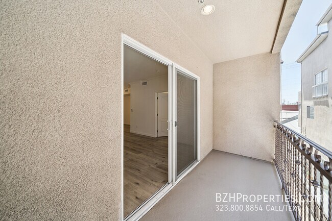 Building Photo - 2334 S Bentley Ave