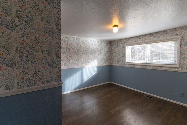 Building Photo - 1132 S Amaya Ave