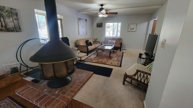 Building Photo - Attractive & Roomy 4 bedroom, 3 bath Pine ...