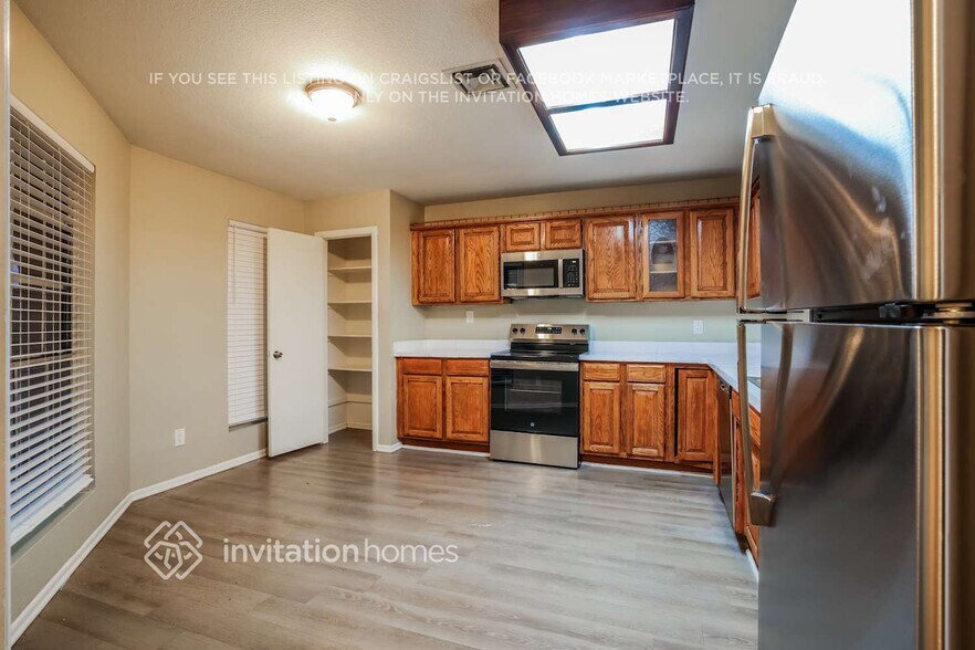 Building Photo - 7731 W Shaw Butte Dr