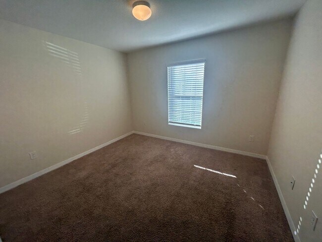 Building Photo - 3927 NE 23rd Pl