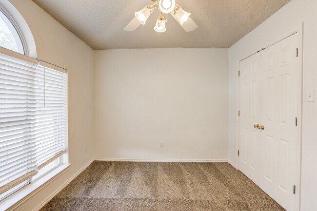 Building Photo - 3/2/2 plus a large basement on a Cul-de-Sac!
