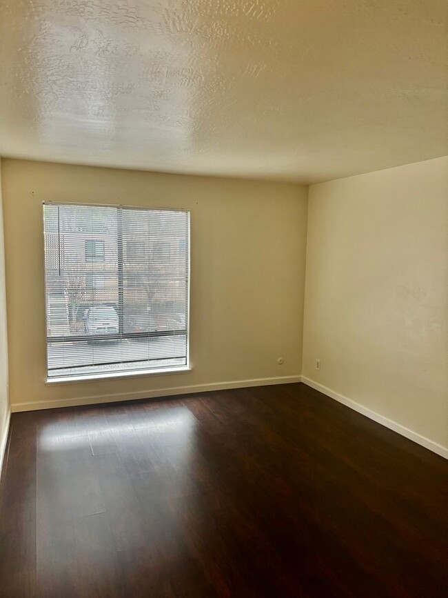 Building Photo - Light, Bright and Pleasant- 1 bd 1 bath Co...