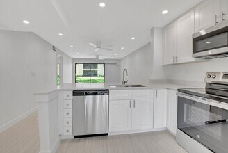 Building Photo - 3939 NE 5th Ave