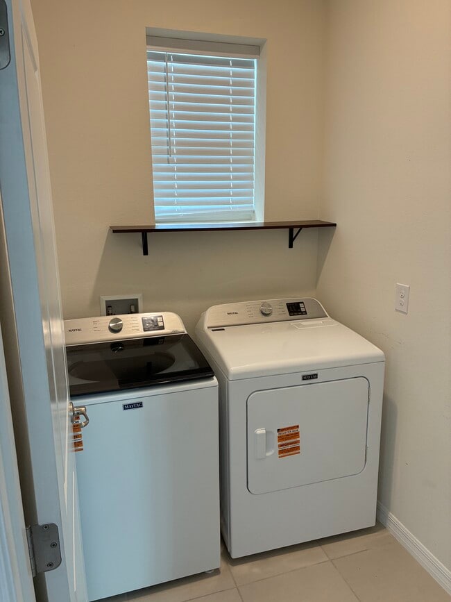 Building Photo - 5385 Sunshine Dr