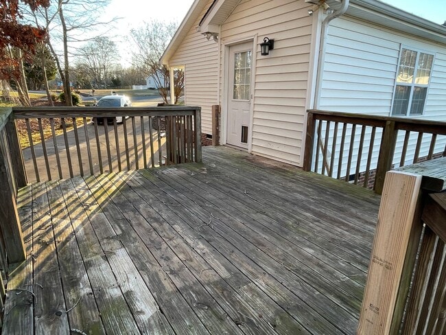 Building Photo - 3 bed 2 bath home