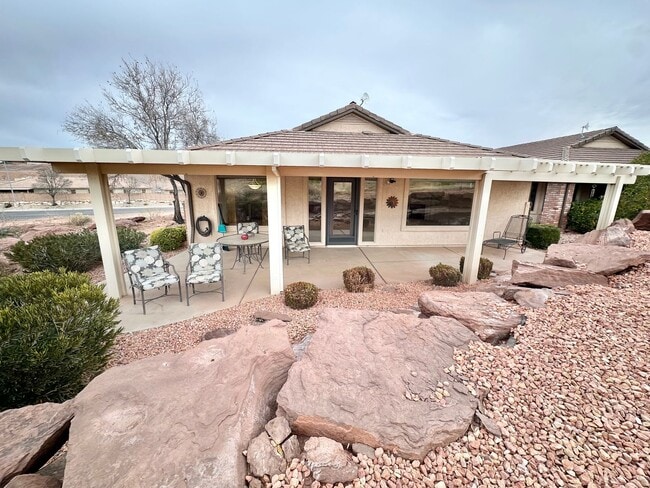 Building Photo - 3 Bedroom Home + an office on Southgate Golf Course.