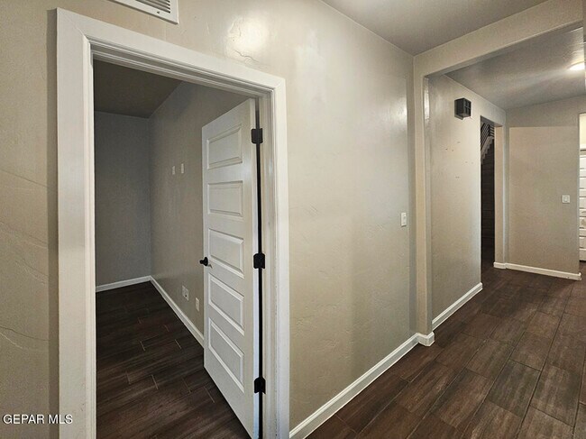 Building Photo - 13185 Tiverton Rd