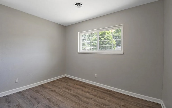 Building Photo - 4 bedroom 2 bathroom located in Champaign-...