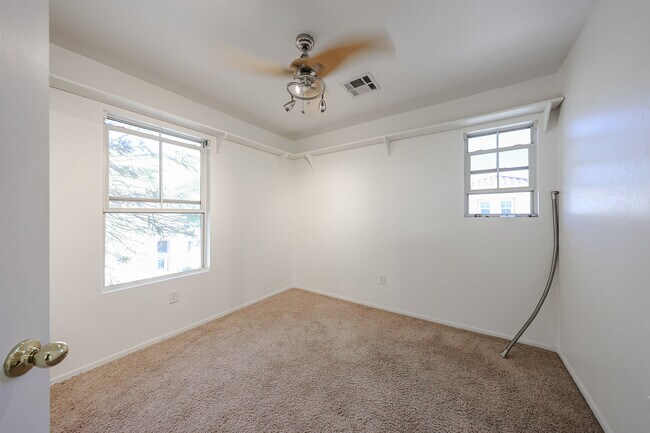 Building Photo - 337 W Mountain Sage Dr