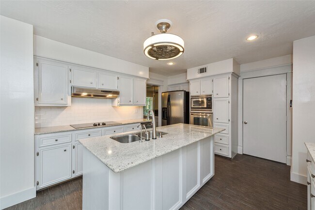 Building Photo - 2824 S Logrun Cir