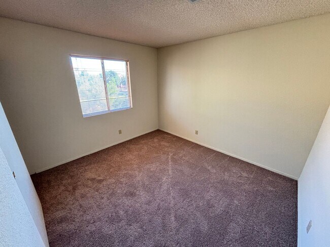Building Photo - Gorgeous 2BED/2BATH Condo nestled in a Roc...