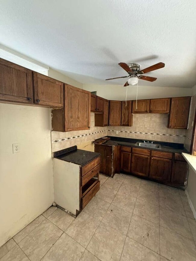 Building Photo - Large 4-3 house with central air