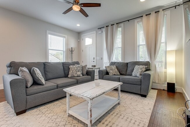 Building Photo - Available Now! 4 Bed, 3.5 Bath, Convenient...