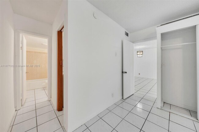 Building Photo - 751 Pine Dr