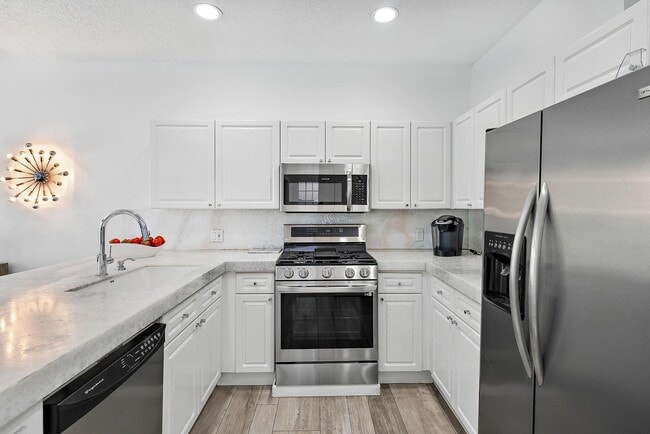 Building Photo - 8208 Heritage Club Dr