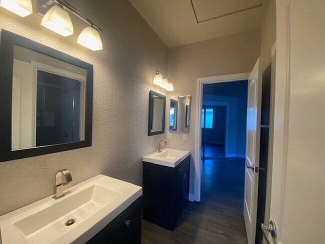 Building Photo - 8132 Bay Harbor Dr