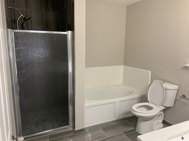 Building Photo - *MOVE IN SPECIAL* Gorgeous Four Bedroom Home with Covered Patio Near Medical Center!!