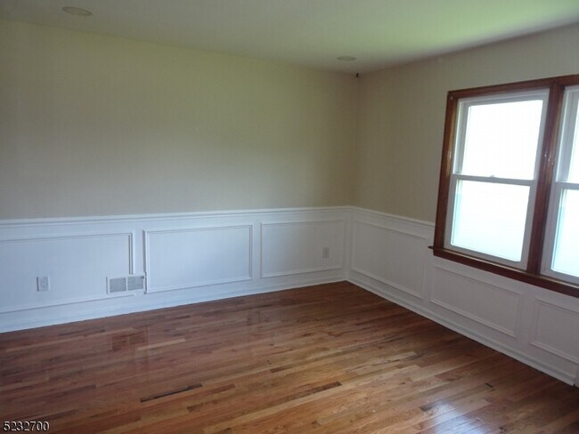 Building Photo - 275 Firth St