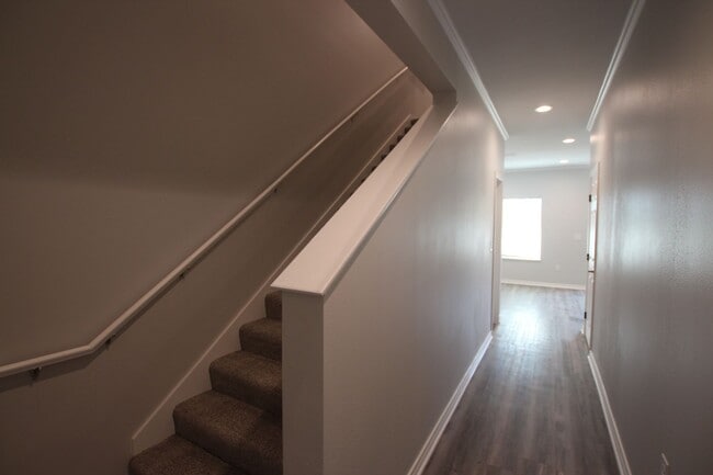 Building Photo - Coming Soon! Stunning 2 Bed 2.5 Bath 1 Car Garage Townhome in Tyler!