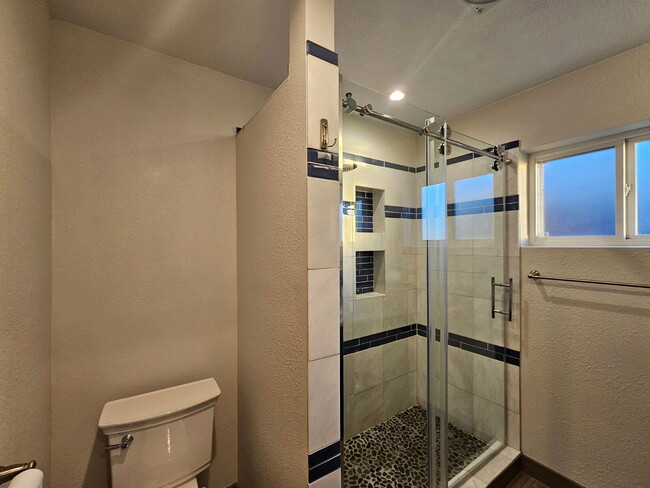 Building Photo - 2025 Lee St