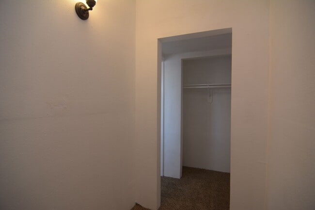 Building Photo - Spacious 2 Bedroom 1 Bath Duplex! Central ...
