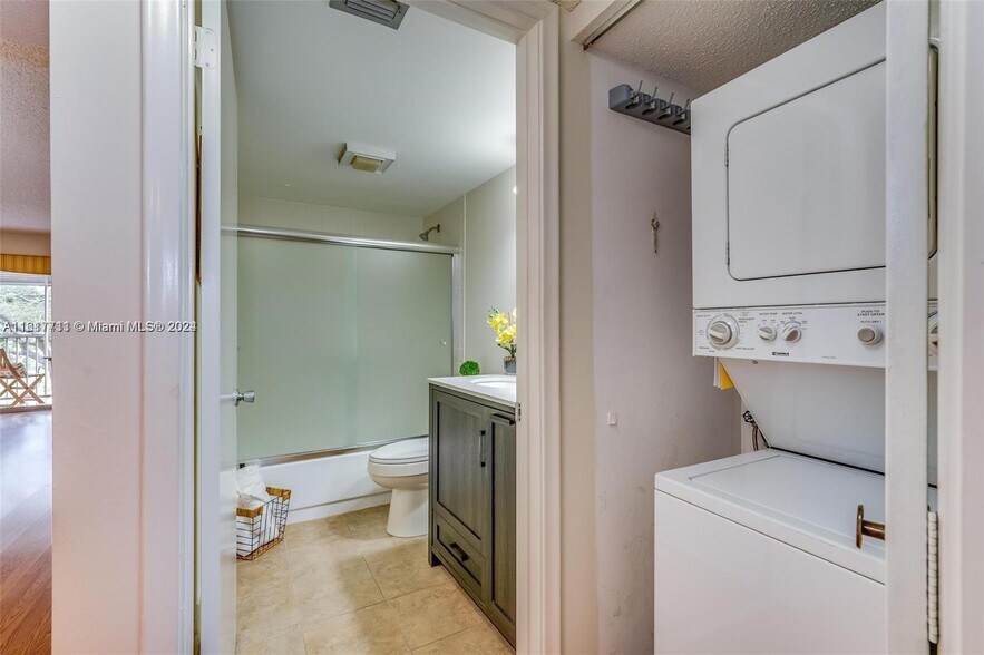 Building Photo - 1151 SW 128th Ter