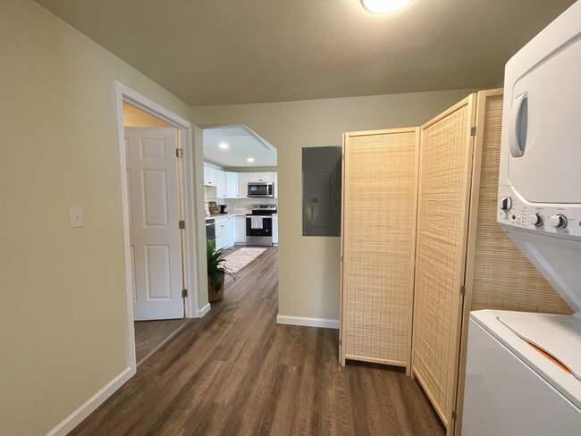 Building Photo - 100 Miller St