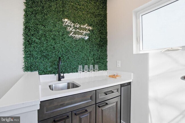 Building Photo - 1514 S Bambrey St