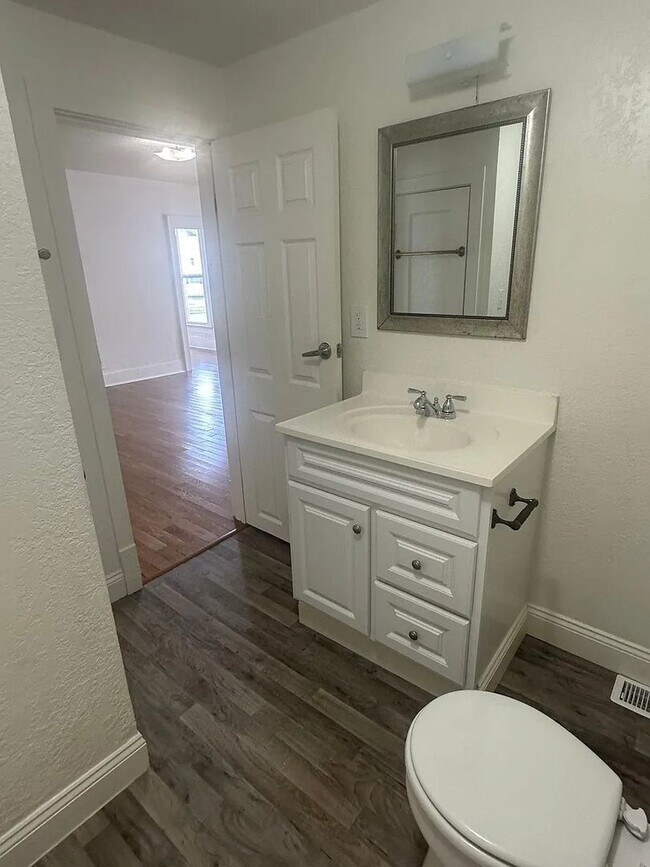 Building Photo - 404 S Marion St