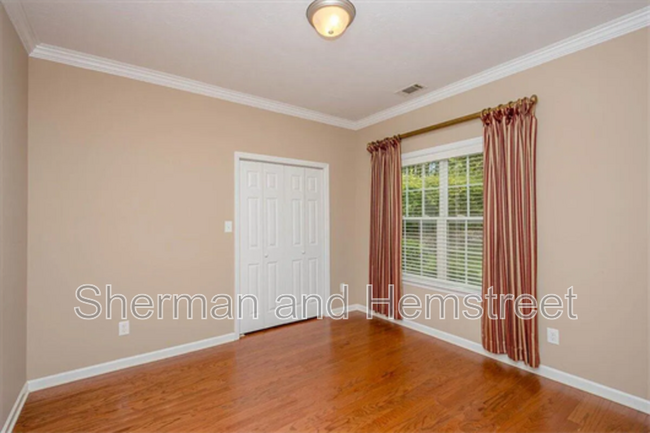 Building Photo - 2002 Amberley Dr