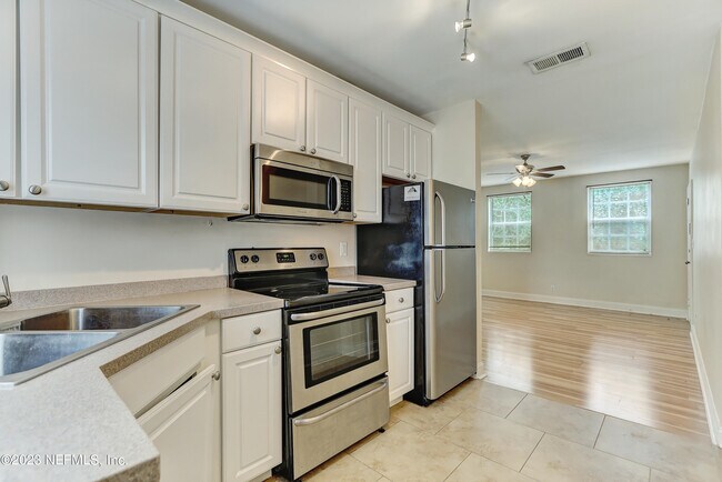 Building Photo - 1611 Stockton St