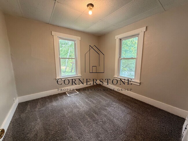 Building Photo - 2 bedroom bungalow. New flooring $795