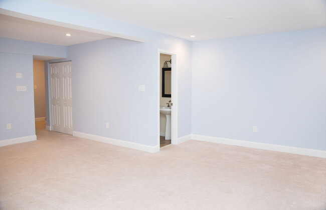 Building Photo - 10331 Bushman Dr