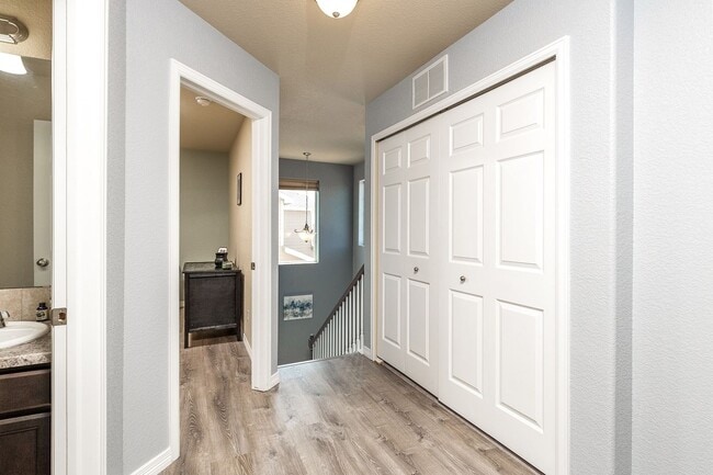 Building Photo - Evolve Real Estate: Available September 5 Newer 4 Bedroom Home with Finished Basement and Large Y...