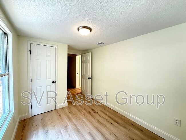 Building Photo - 732 E 57th St